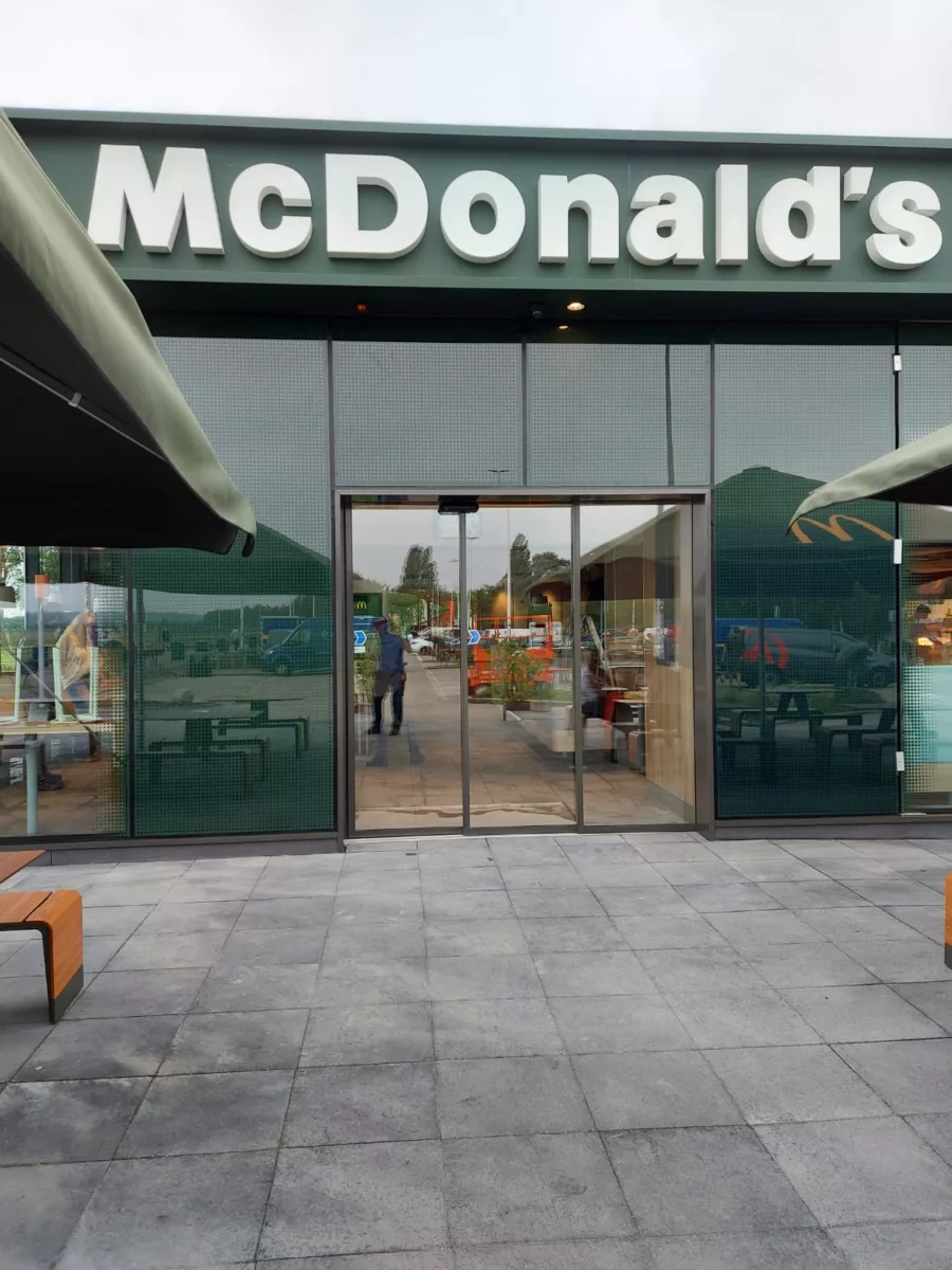 Glazen toegangsdeuren