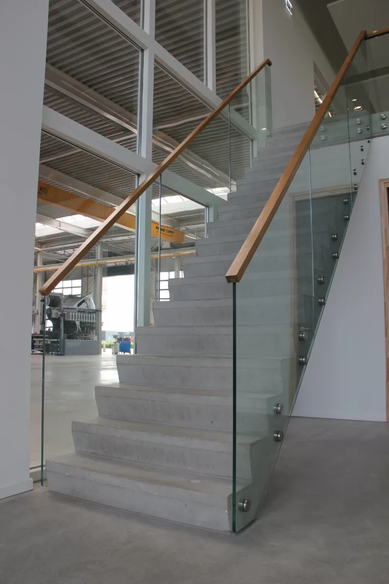 Balustrade met houten accenten • Balink Glas & Aluminium - Waar we Moeilijk Makkelijk maken